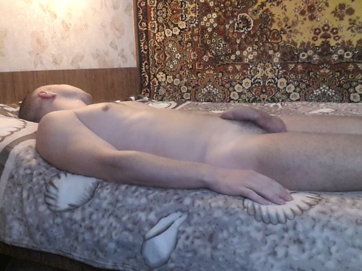 Сфотографировали спящего голым парня