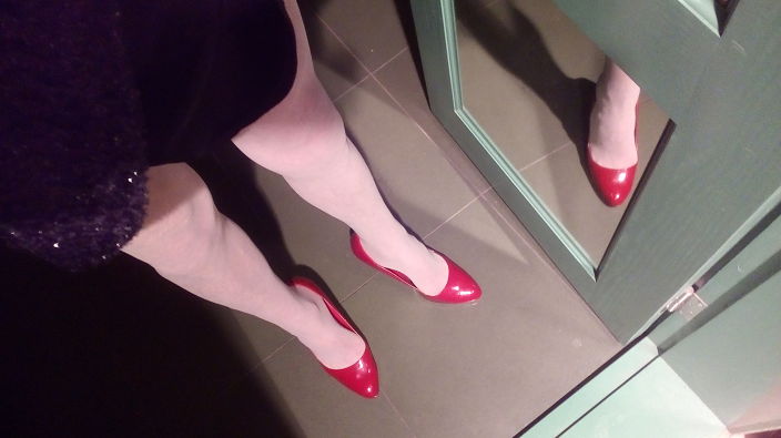 Гарні ніжки в червоних туфлях