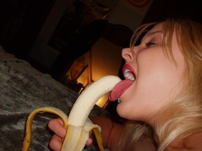 Улыбчивая блондинка кушает банан