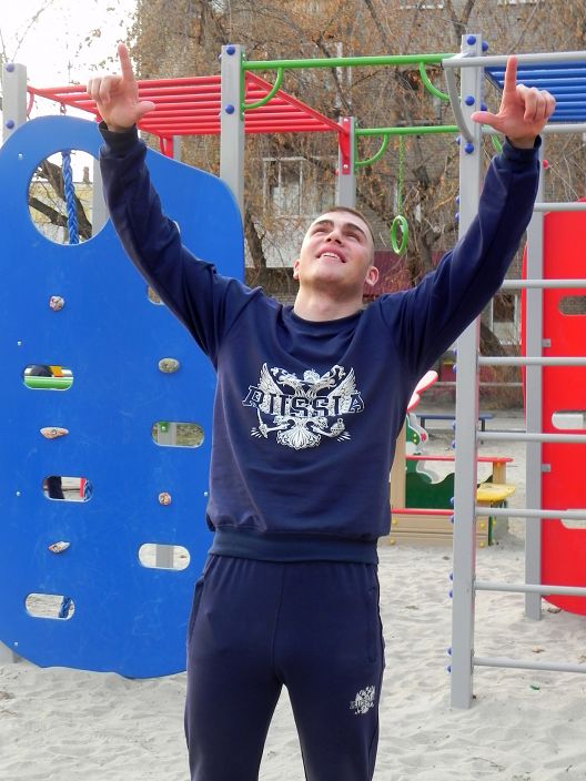 на турниках)