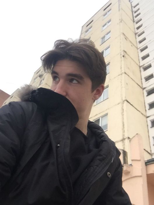 Типа засмущался