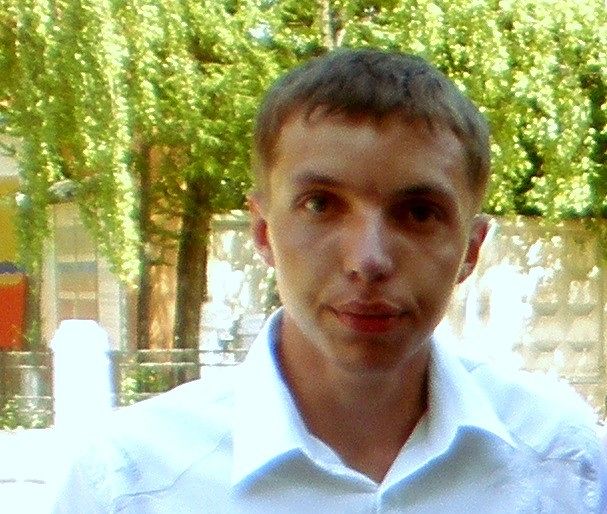 я))