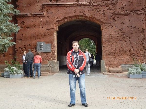 у ворот в Брестской крепости