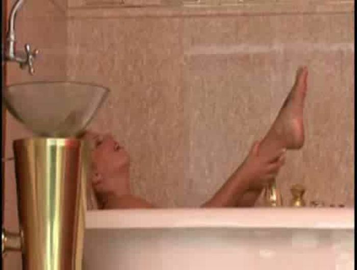 мамочка в ванной