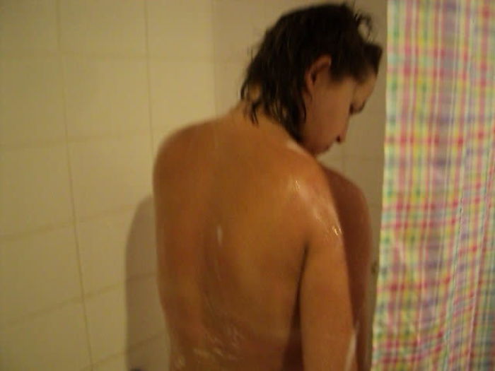 на меня  смотрят и моют