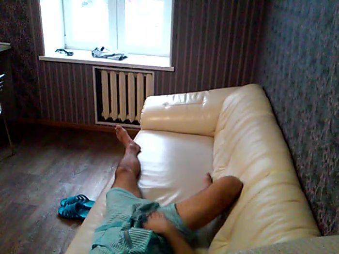 Скрытая камера за мальчиком. Он просто шыкарный