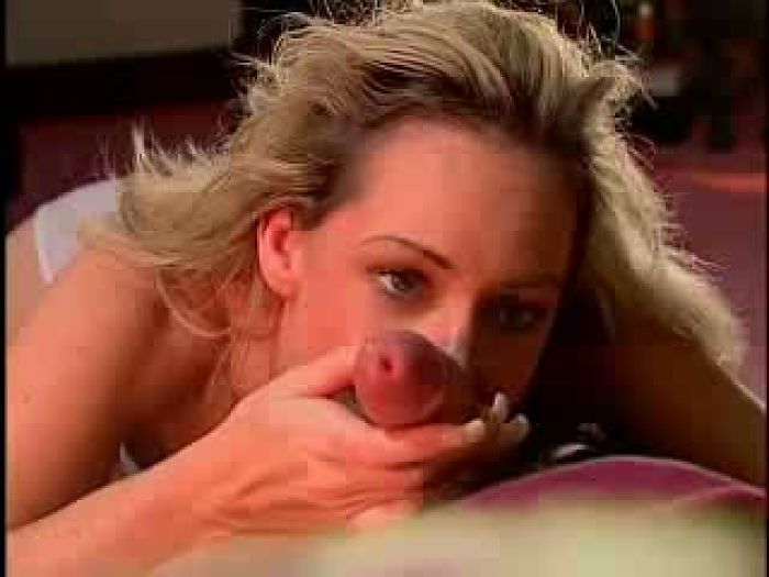 She makes sexy faces as he fucks her box