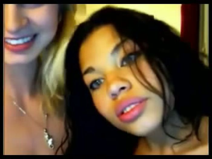 Две красотки и счастливчик перед вебкой