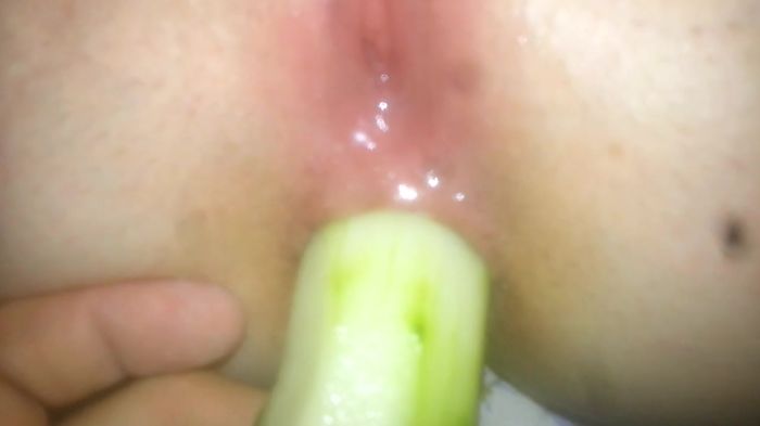 кончила с огурцом в жопе