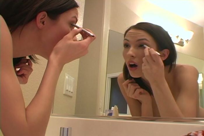 Девушка в ванной комнате